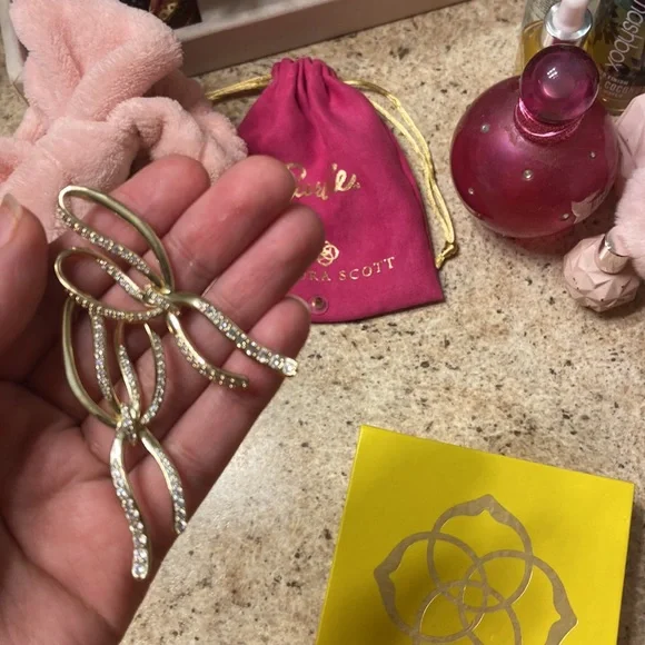 Kendra Scott bow earrings gold with dust bag - Picture 2 of 4